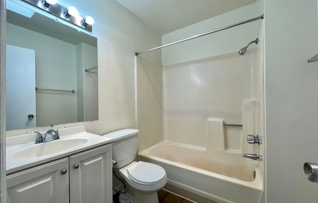 2 beds, 1 bath, 790 sqft, $915, Unit I216