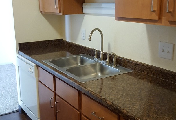 2 beds, 2 baths, 960 sqft, $1,325, Unit 33 - 04