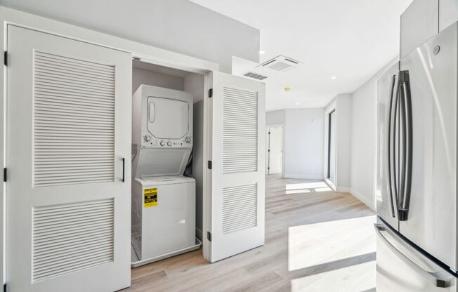 2 beds, 1 bath, $2,700, Unit 206