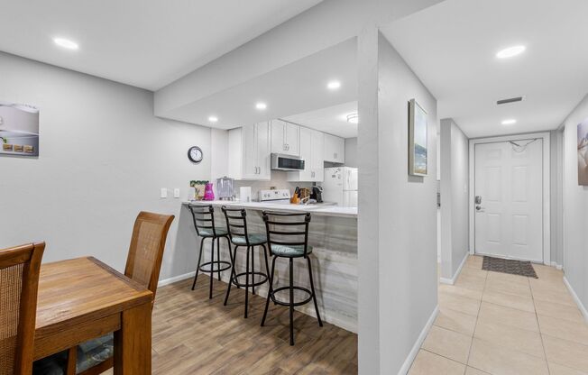 5 miles from 5th Avenue and Downtown Naples!