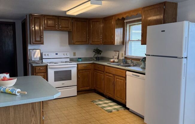 3 beds, 1 bath, 1,016 sqft, $1,495