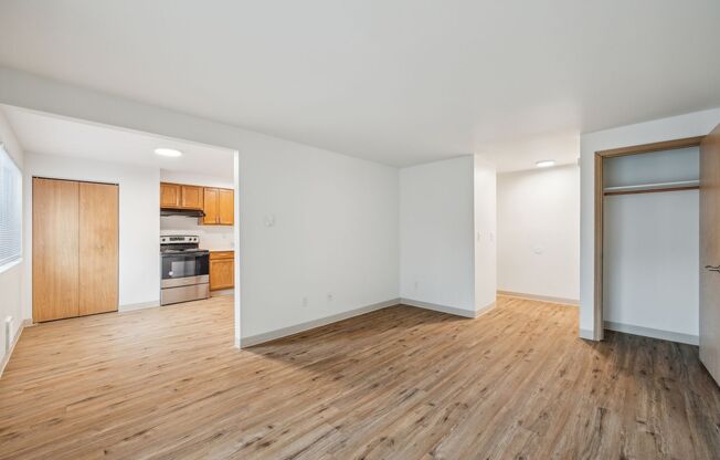 2 beds, 1 bath, 900 sqft, $1,595, Unit 16