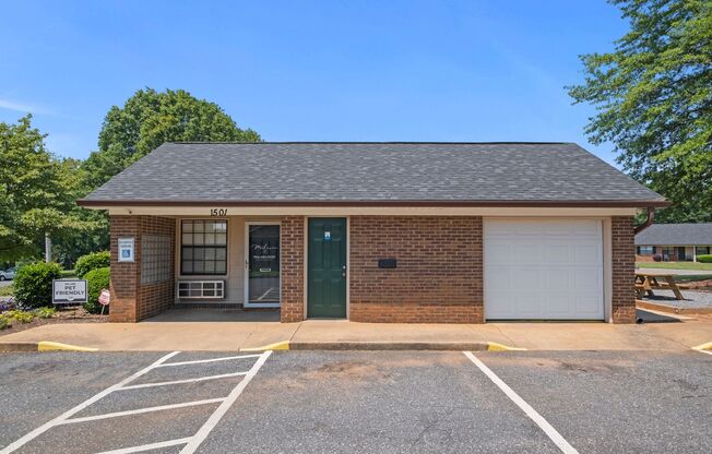1 bed, 1 bath, 624 sqft, $1,025, Unit 918-918A Foxcroft