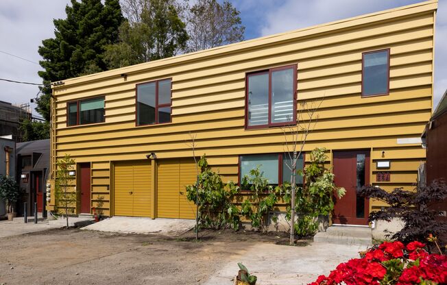 Bright Live-Work Studio with Deck & Tall Ceilings off Lowell Street in Oakland