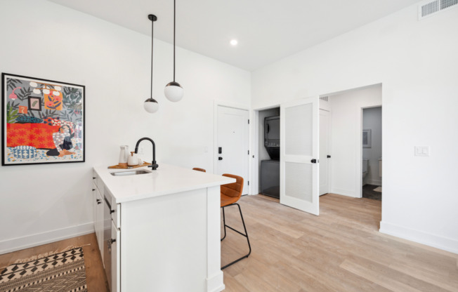 2 beds, 1 bath, 650 sqft, $1,699, Unit Unit 402