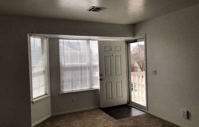 2 beds, 1 bath, 850 sqft, $929