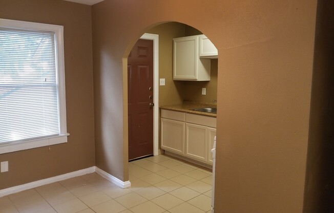 2 beds, 1 bath, 700 sqft, $925, Unit Unit 4