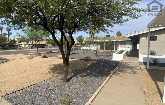 1302 N 48th Pl