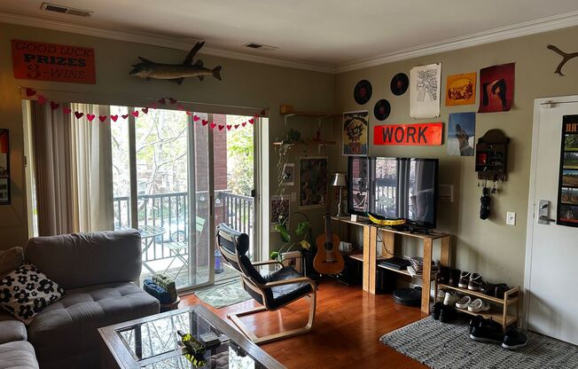 Spacious 3 Bed, 2 Bath Steps to Taylor Street
