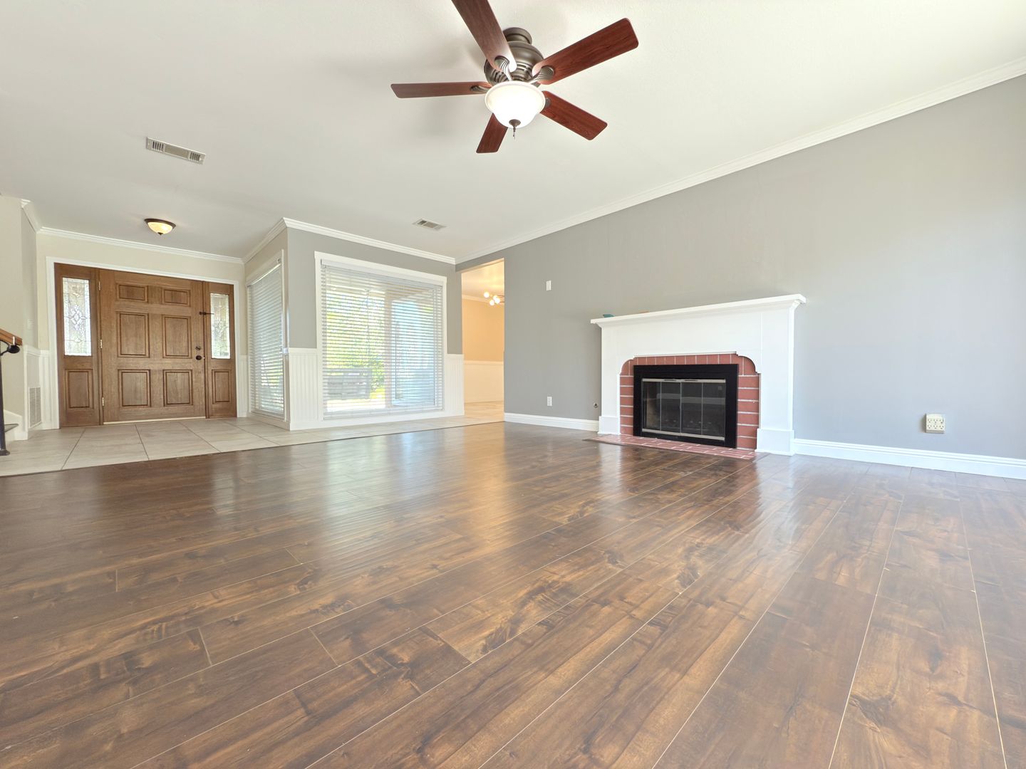 Spacious 4-Bedroom Home in Prime Santa Clarita Location