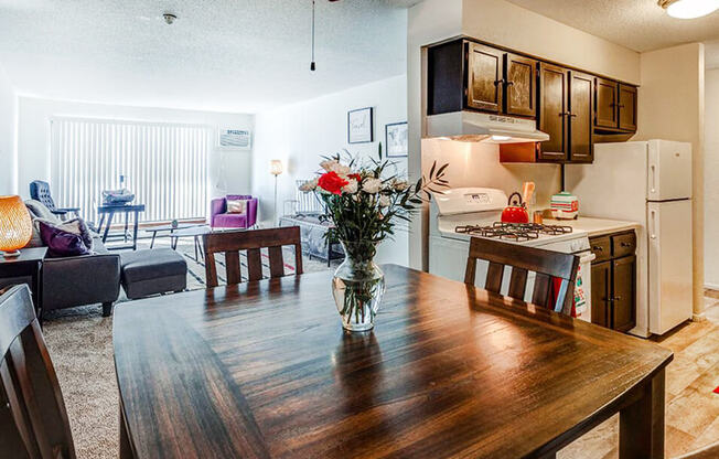 dining area at Stone Grove apartments