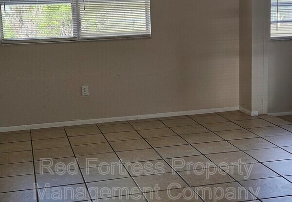 5 E CLERMONT CT