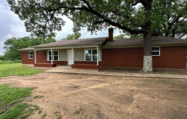Home on heavily treed acre lot in Joshua ISD