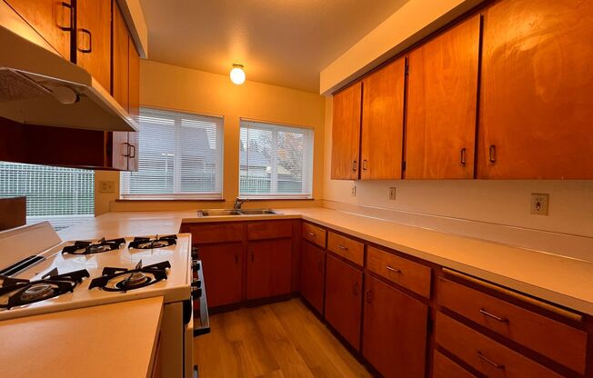 2 beds, 1 bath, $1,495, Unit 518397 - 3506B NE 54th St