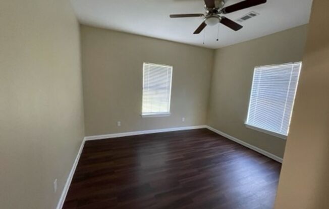 2 beds, 1 bath, $900