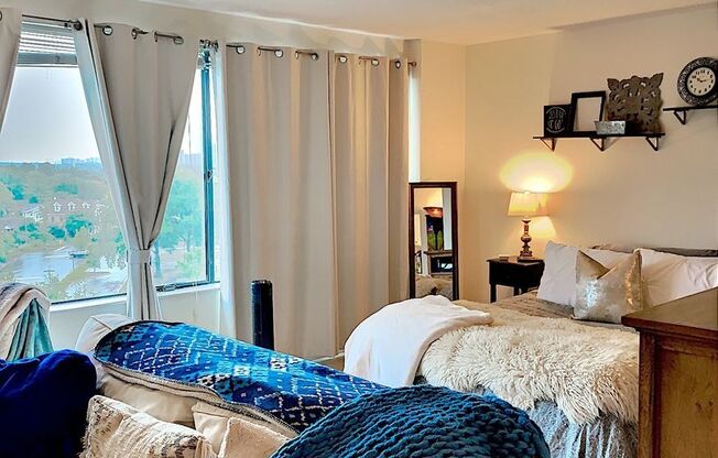 Great Location, Sunny 8th Floor Studio with Panoramic View, Pool,Gym