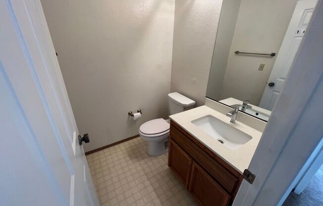 Spacious 2 bed 1.5 bath Condo in San Leandro Minutes from Bart and shopping. Must see!