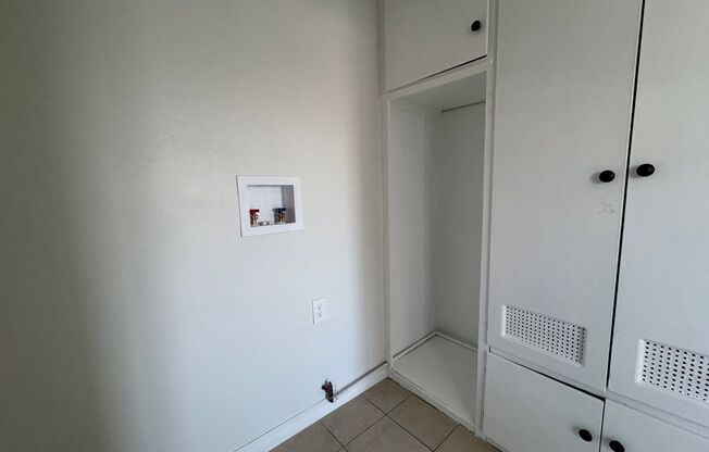 1 bed, 1 bath, 665 sqft, $1,850, Unit 727 1/2