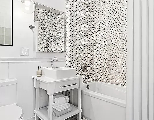 2 beds, 1.5 baths, $5,485, Unit 401