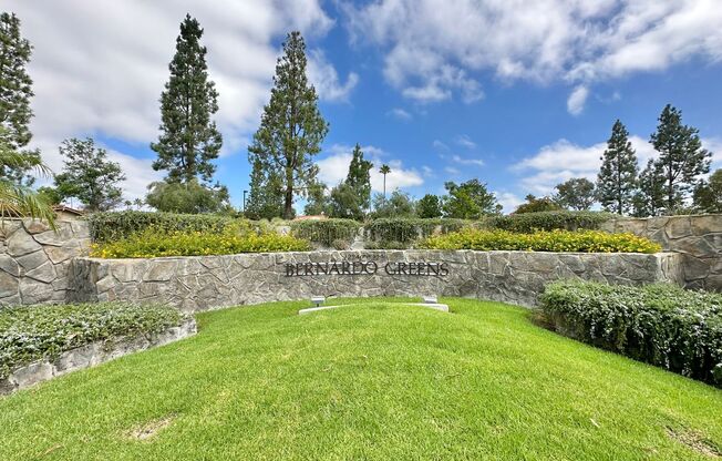 Gorgeous 1 bedroom Condo with 1 Car Garage!