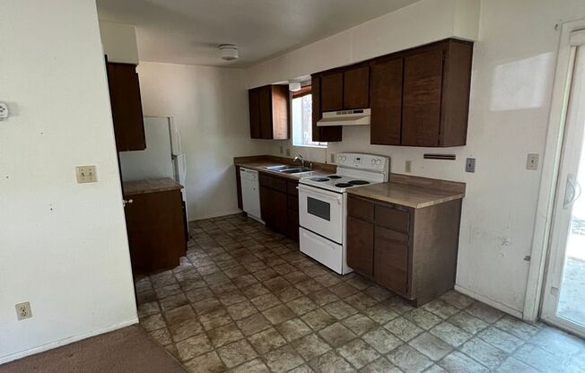 (LEASE PENDING) $2,125 - 3 Bedroom/1.5 Bath and Backyard. Christmas Tree Estates.
