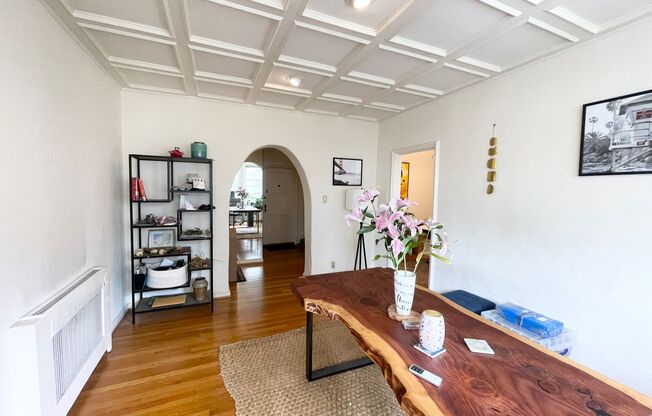 Pacific Heights: Unfurnished 2nd Floor Apt w/ Garage Parking & Shared Roof Deck