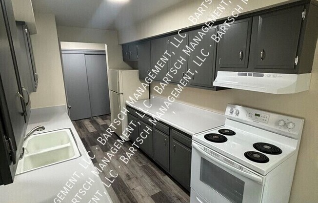 1422 E RACINE AVE