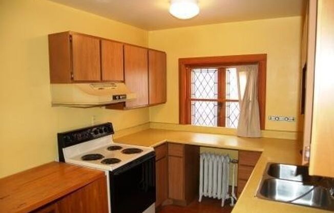 The Lamp House - 4 Br., 3 Bath Home  Available 8/15/2026-8/14/2027