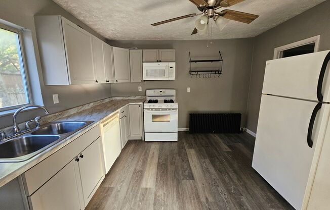 Spacious 2 bedroom 1 bath house for rent!