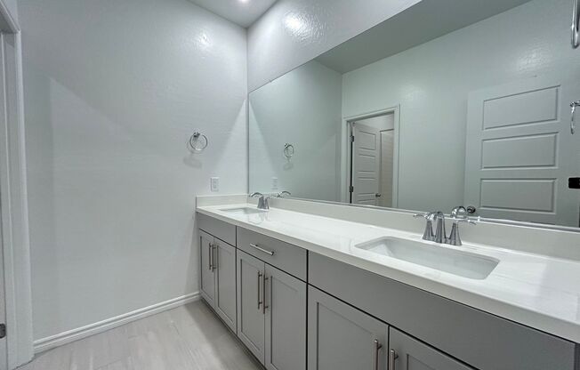 3 beds, 2.5 baths, $2,595, Unit # 1070