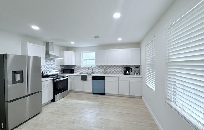 113 E 44 ST