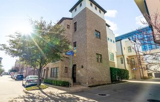 Townhome walking distance from Farmer's Market!