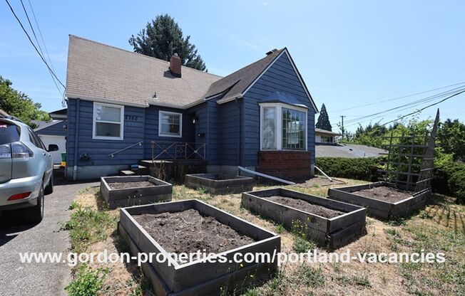 SE 57th Ave - 5 bedroom home with fireplace and hardwood floors