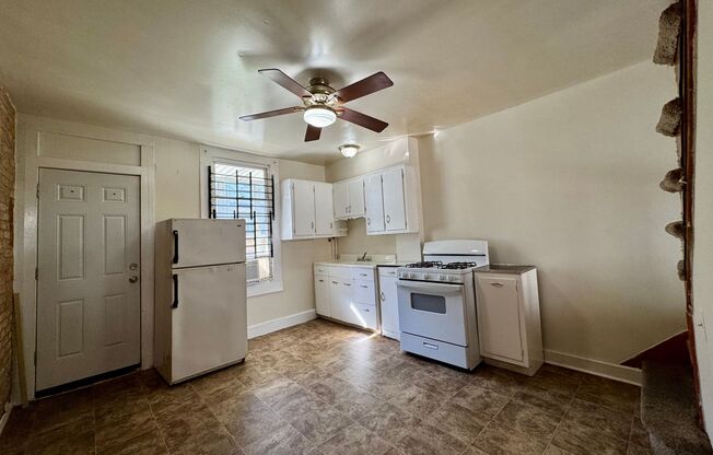 Charming 2 Bedroom/1 Bathroom Townhome in Ellwood Park–Monument neighborhood!