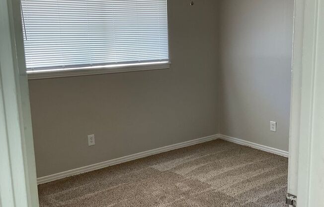 2 beds, 1.5 baths, 905 sqft, $890, Unit C04