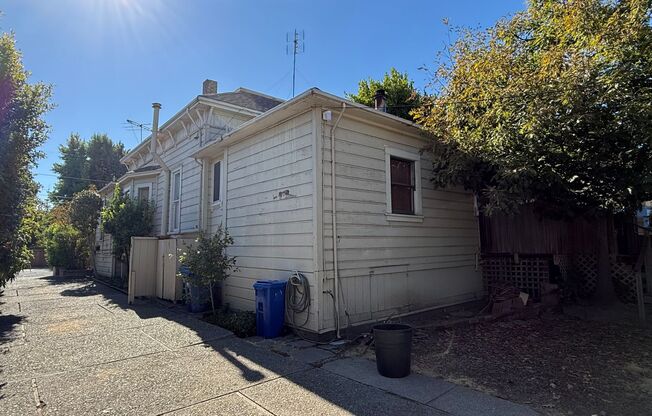 2 beds, 1 bath, $2,200, Unit 2263 1/2 Pacific (Back Unit)