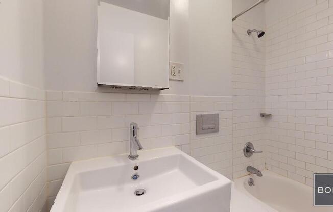 3 beds, 1 bath, $4,575, Unit 2R