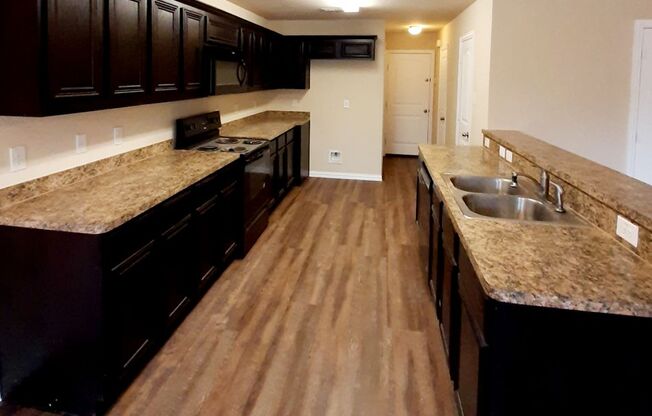 Beautiful 3 Bedroom 2 and a half bath in River Gardens Addition