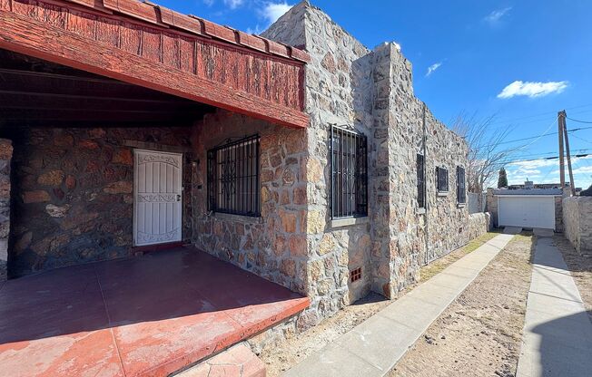 Central El Paso 3 bed with Refrig A/C and Hardwood Flooring!