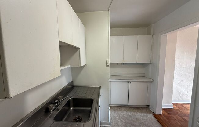 1 bed, 1 bath, 572 sqft, $1,425, Unit Old King Edward 6