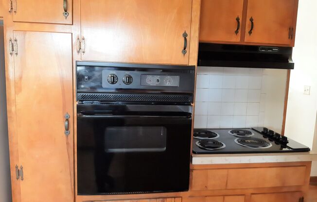 2 beds, 1 bath, 903 sqft, $1,250, Unit B-3