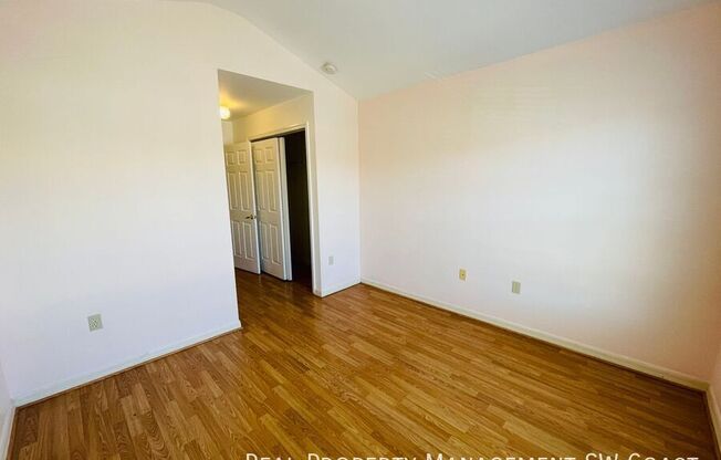 936 HAMPTON CIR