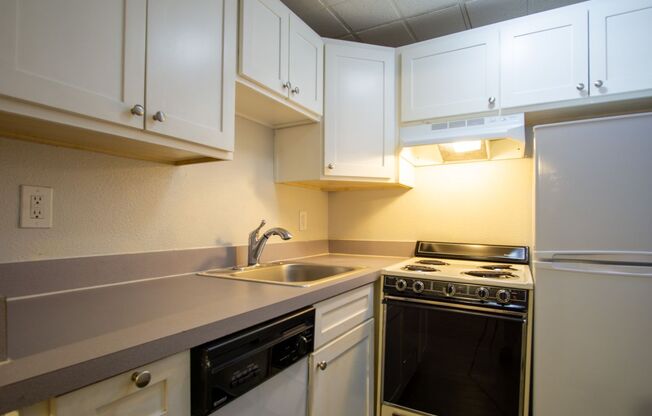 Great Studio in the Heart of NW Ready Now!