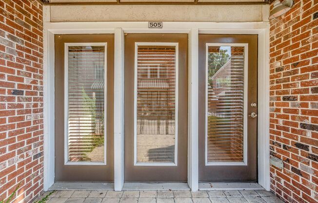 2 bdrm, 2.5 bath Town Home steps away from the beltline and Krog Street Market in Inman Park! Community Pool!