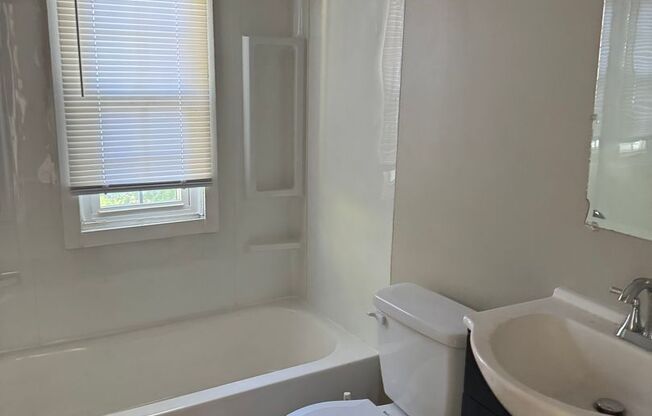 2 beds, 1 bath, $1,095, Unit 379 N Roosevelt Ave-Unit 3