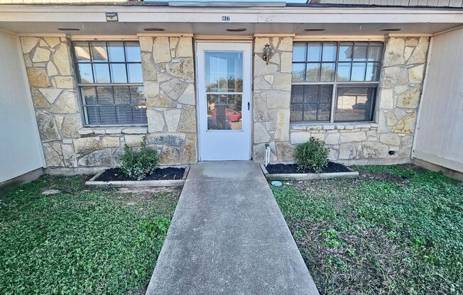 Cute Townhome by Historic Square