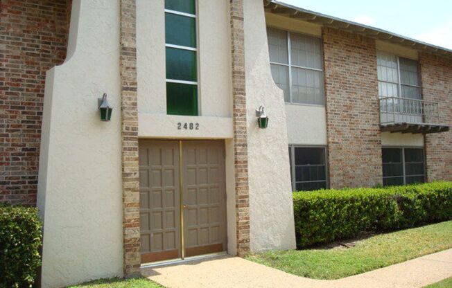 LARGE 2 bedroom 2 bath Condo close to Shopping, dinning and entertainment!
