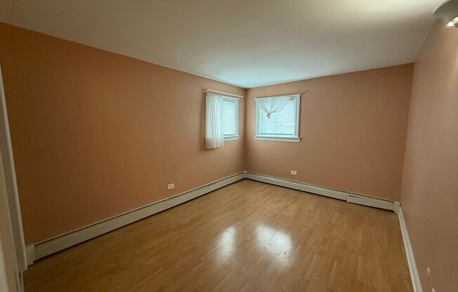 Bright 1bedroom/1bath Apartment Close to Transportation w/ Parking Included
