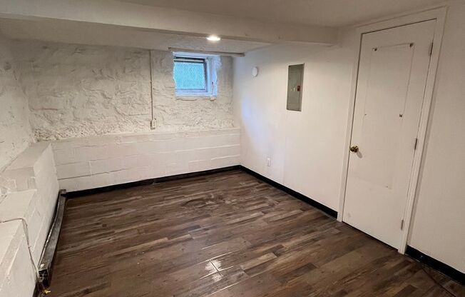 1 bed, 1 bath, $470, Unit Apt 6