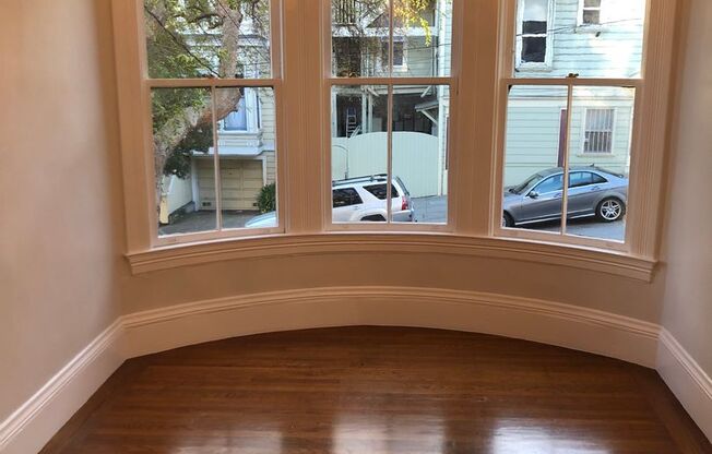 Big flat w/high ceilings, hardwood floors, washer/dryer in unit, 1 car garage included!